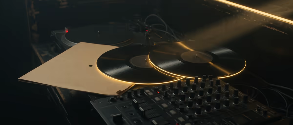 Traxsource Human-Made बनाम AI-Assisted लेबल: 2026 के DJ स्टोर नियम